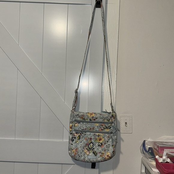 Vera Bradley light blue flower pattern triple zip crossbody purse - Picture 17 of 17